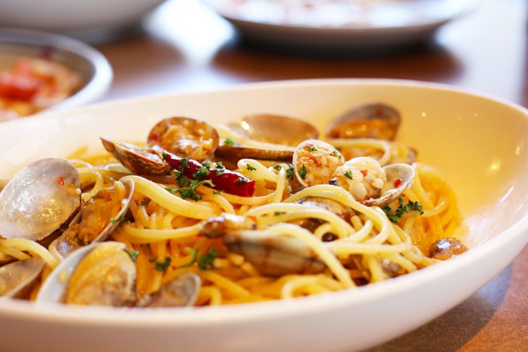 チンザノロッソでカクテル「ブラッチャーノの休日」？ 古城と湖の町、イタリア ブラッチャーノ通信